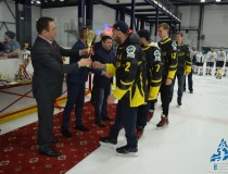 Награждение призеров соревнований г.Барнаула по хоккею. Команда "Скиф"