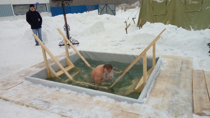 Купель с освященной водой открыли около ледового дворца спорта Динамо в г.Барнауле